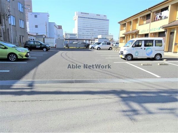 駐車場(接道も広く車で入り易い立地です)