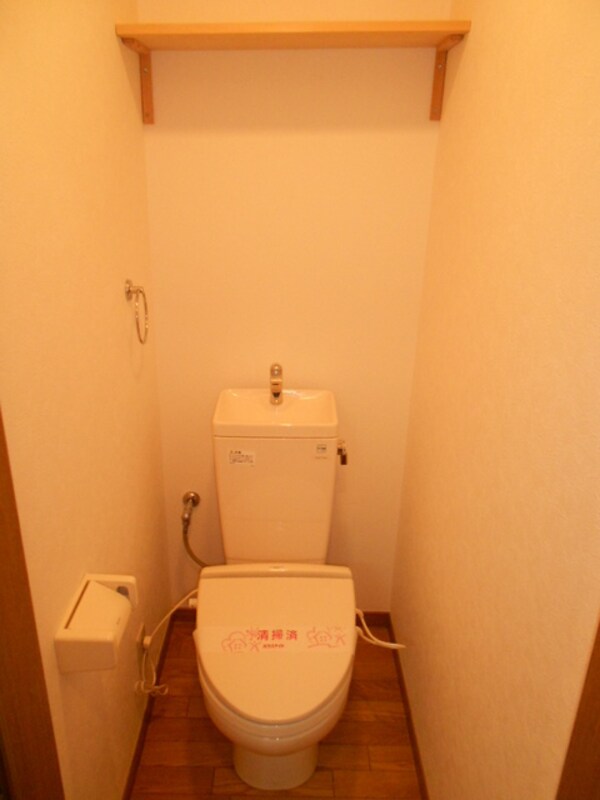 トイレ(※別室参考写真※上部に棚があるのでﾄｲﾚｯﾄﾍﾟｰﾊﾟｰ置けますよ★)