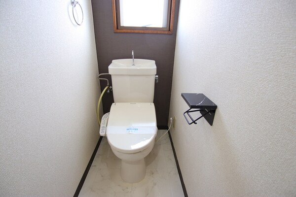 トイレ(窓のある換気のできるトイレ。洗浄機能付き。)