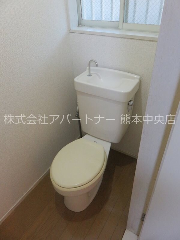 トイレ(窓がついてます☆)