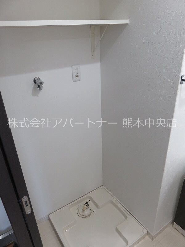 洗面所(洗濯スペースには便利な棚も付いてます！)