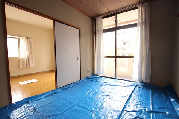 寝室(6帖の和室♪※畳保護の為ブルーシートを敷いています。)