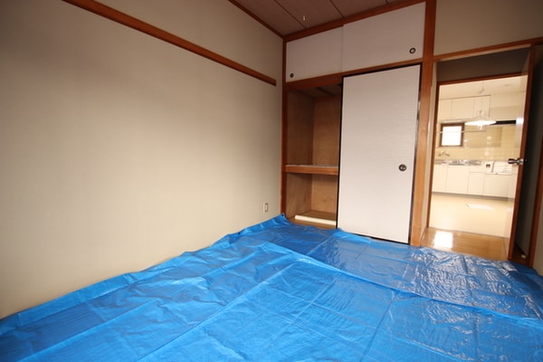 寝室(6帖の和室♪※畳保護の為ブルーシートを敷いています。)