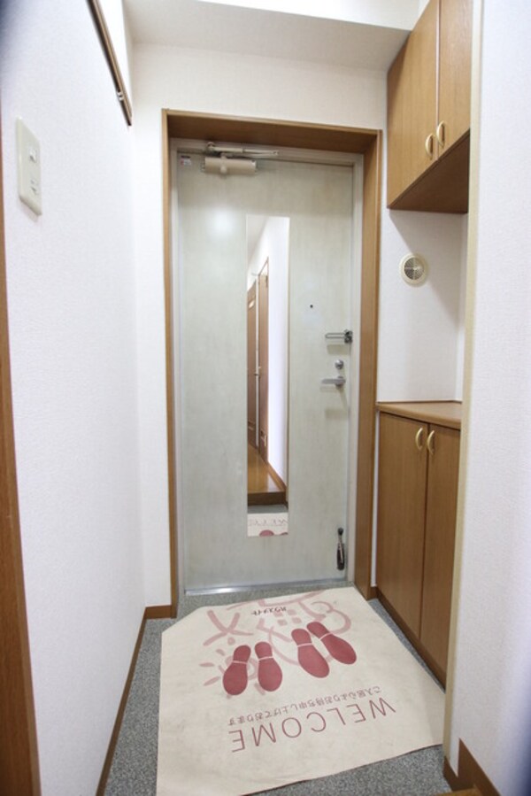 玄関(【別室参考写真】玄関横にシューズボックスがついているので、片付いた玄関がキープできます。)