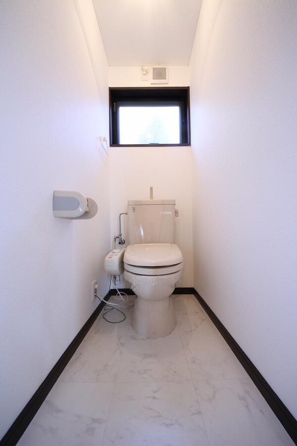 トイレ(同施工会社同型の別のお部屋のお写真です（現況と異なる場合がご)