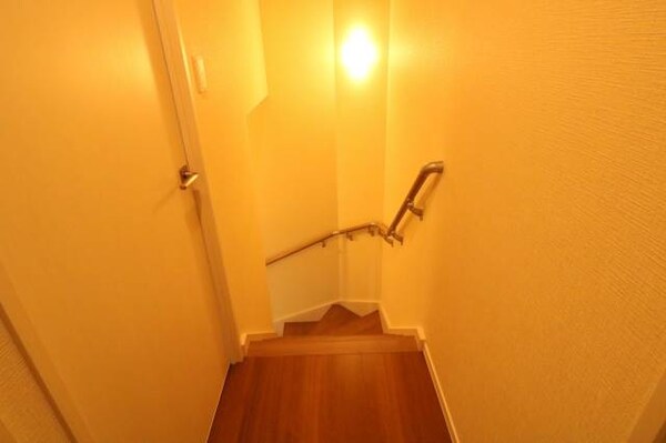 その他部屋・スペース(階段の途中に照明が付いています♪)