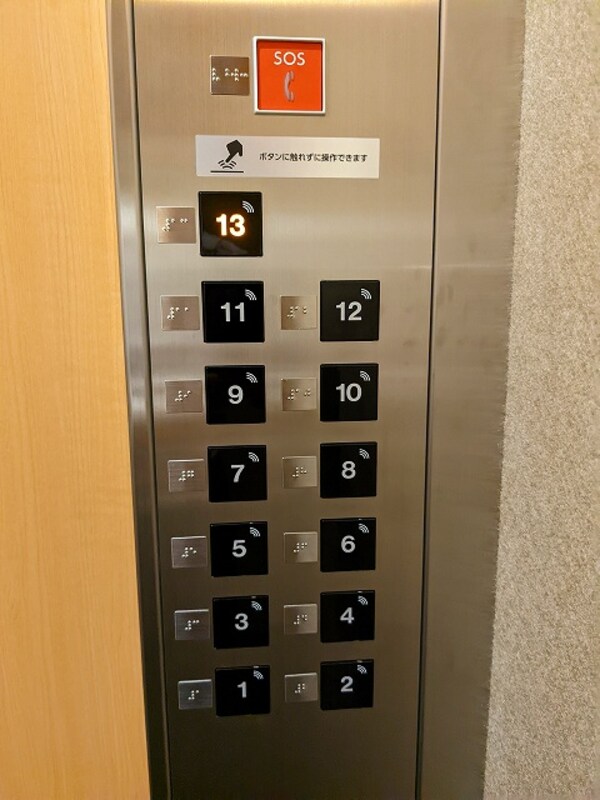 建物設備(エレベーターはボタンに触れずに操作可能で清潔です)