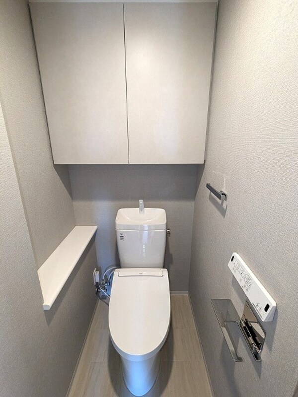 トイレ(洗面室と独立した温水洗浄便座、操作パネル下にスマホ置くスペー)
