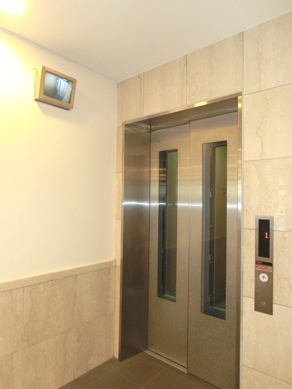 建物設備(モニター付セキュリティエレベーターです)