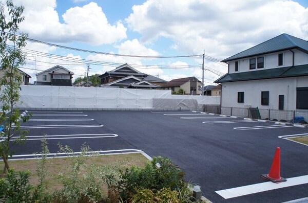 駐車場(車をお持ちの方に嬉しい駐車場付きの物件です)