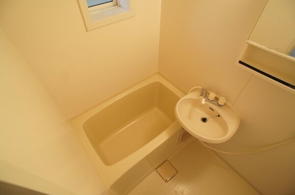 浴室(バス・トイレ別で快適～♪♪換気窓もついてます！)