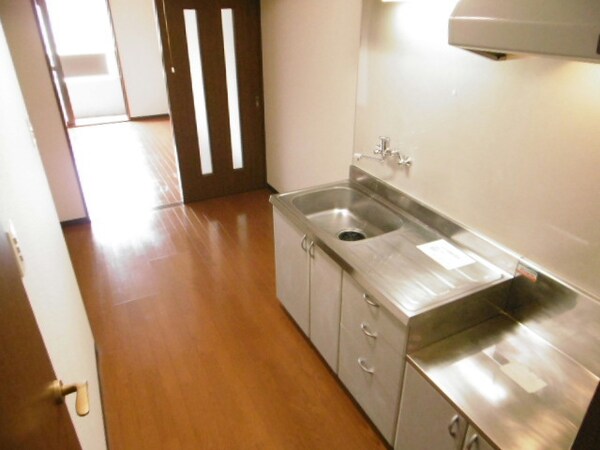 キッチン(2口ガスコンロ設置可、幅の広い流し台です)