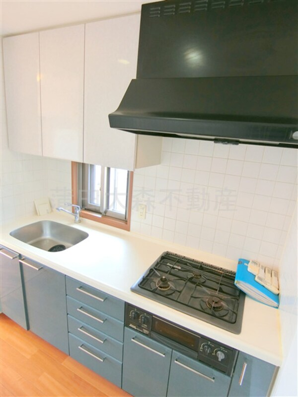キッチン(まな板スペースのある広くて使いやすいグリル付ガス3口システム)