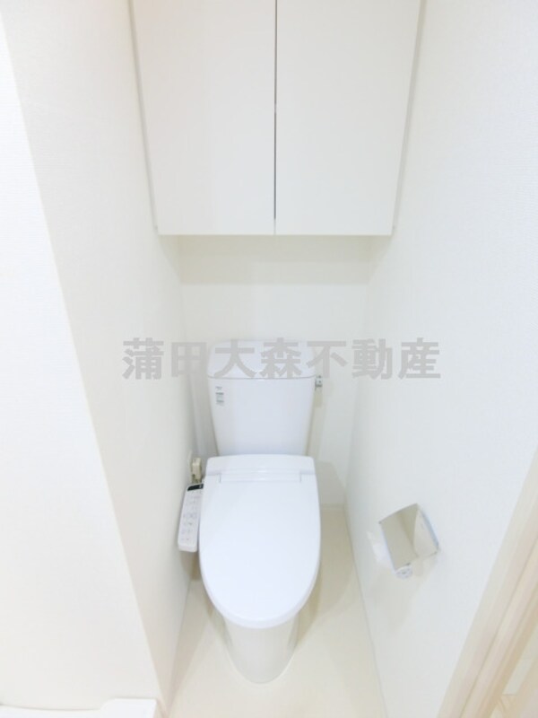 トイレ(棚収納と温水洗浄便座付きのトイレ)