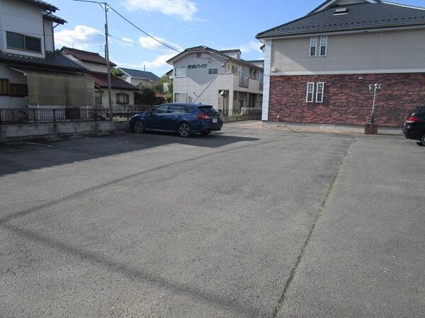 駐車場(建物の東に駐車場)