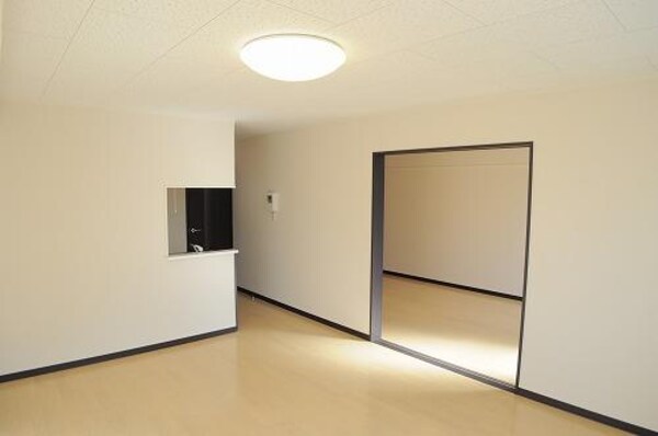 居室(LDK 10畳の広々としたスペース)