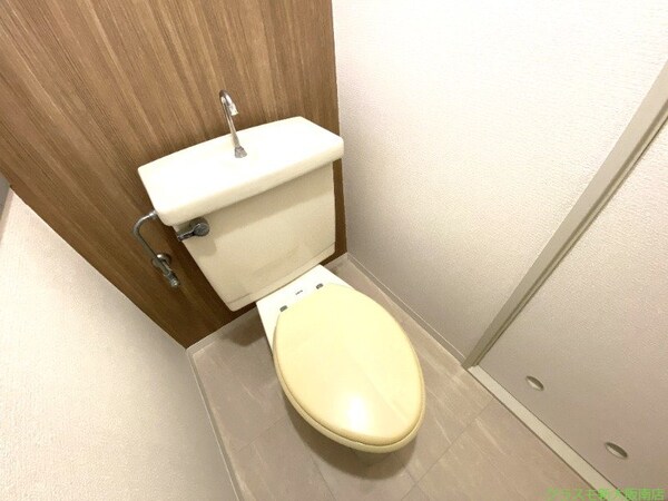 トイレ(窓付きのトイレで換気良好！)