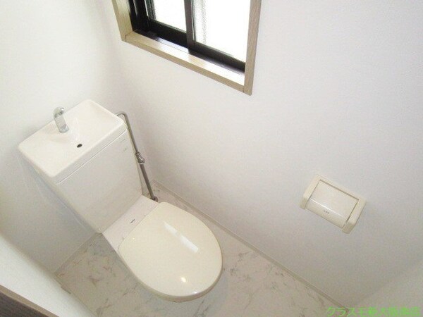 トイレ(窓付きのきれいなトイレですね♪)