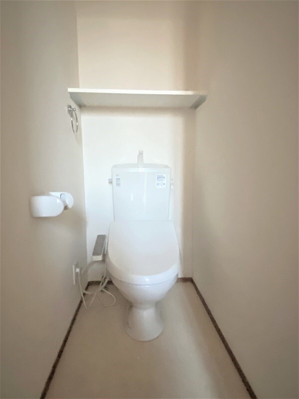 トイレ(温水洗浄便座付きのトイレです。)