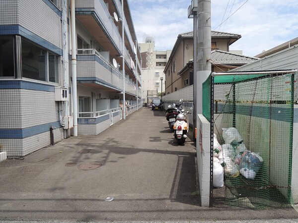 駐車場(敷地内ゴミ置き場)