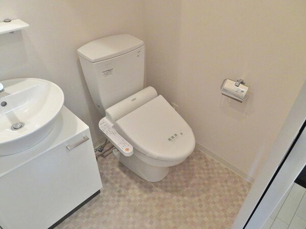 トイレ(トイレはシンプルですがスペースが十分あるので落けますね。)