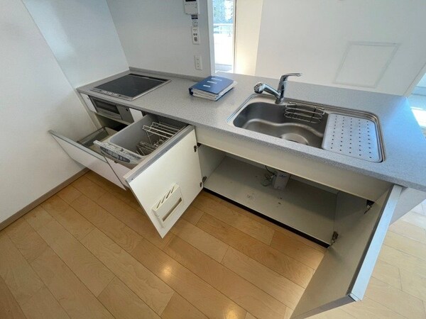 キッチンには食洗器もありました、収納スペースも豊富ですね