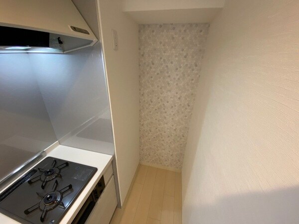 キッチンのとなりには冷蔵庫を置けるスペースがありますね。