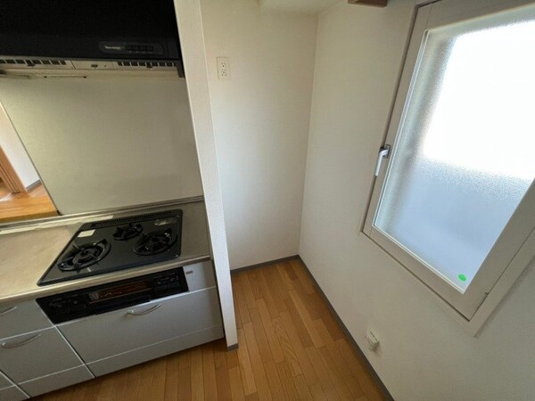キッチンのとなりには冷蔵庫を置けるスペースがありますね。