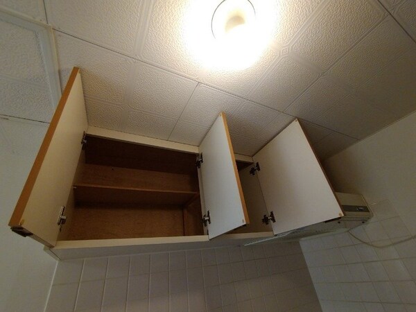 キッチンにも収納スペースがあり、食器の置き場に困りませんね。