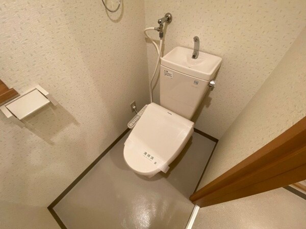 トイレ(こちらはトイレです。清潔感があり、安心して使用できます。)