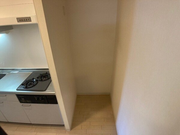キッチンの横には冷蔵庫を置けるスペースがありますね。
