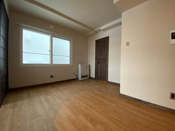 居室・リビング(寝室を別角度から撮りました。どう家具を配置しますか？)