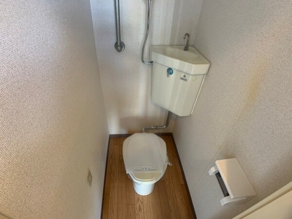 トイレ(シンプルなタイプのトイレになります。お手入れも簡単そうです。)