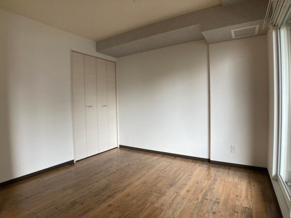 寝室を別角度から撮りました。どう家具を配置しますか？