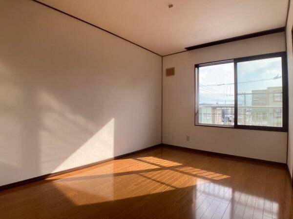 寝室はこちらです。光が差し込む、温かみのあるお部屋です。