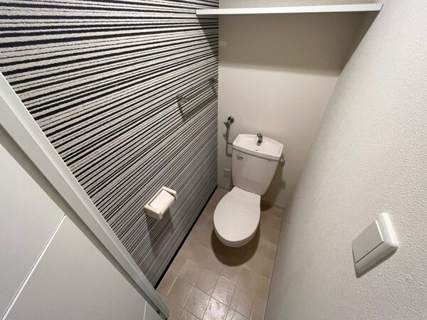 トイレ(こちらはトイレです。清潔感があり、安心して使用できます。)