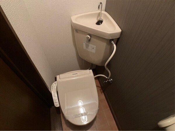 トイレ(こちらはトイレです。清潔感があり、安心して使用できます。)