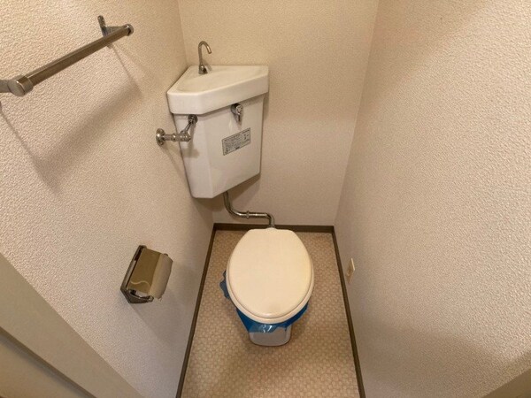 トイレ(こちらはトイレです。清潔感があり、安心して使用できます。)