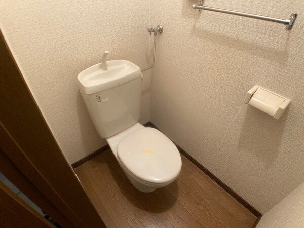 トイレ(こちらはトイレです。清潔感があり、安心して使用できます。)