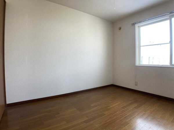 寝室を別角度から撮りました。どう家具を配置しますか？