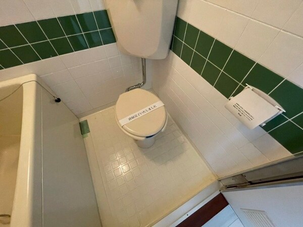 トイレ(ユニットバス内のトイレです。一人暮らしなら十分ですね。)