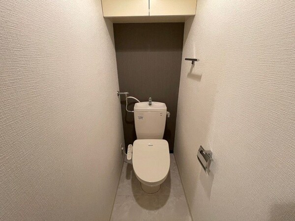 トイレ(こちらはトイレです。清潔感があり、安心して使用できます。)