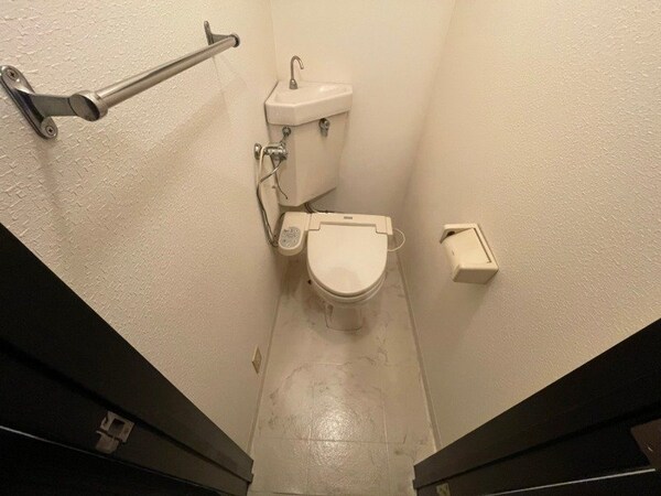 トイレ(ウォシュレット機能がついたトイレです。安心して使用できます。)