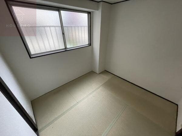 寝室(落ち着いて過ごせるお部屋なので、寝室にいかがでしょうか)