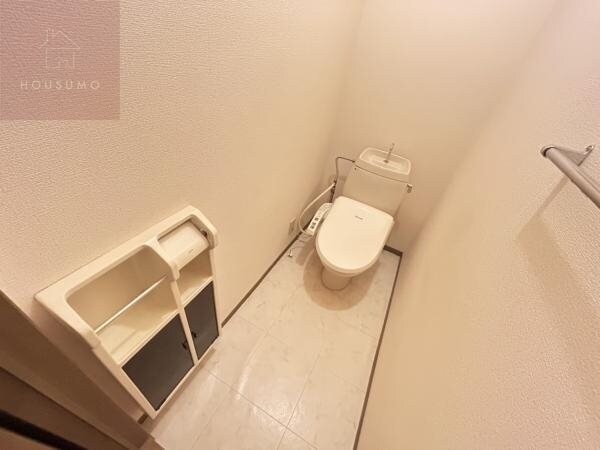 トイレ(落ち着いた色調のトイレです)