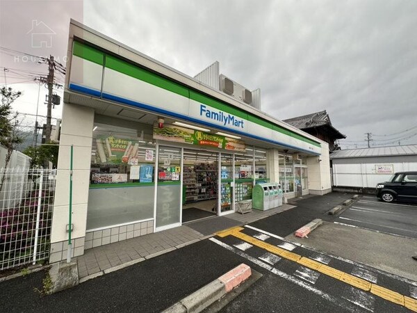 周辺環境(ファミリーマート 曙川東一丁目店 585m)