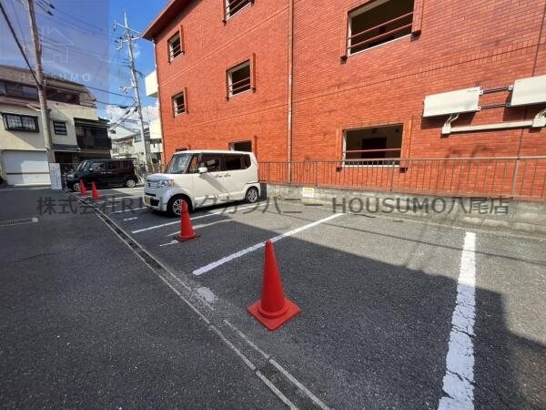 駐車場(車をお持ちの方に嬉しい駐車場付きの物件です)