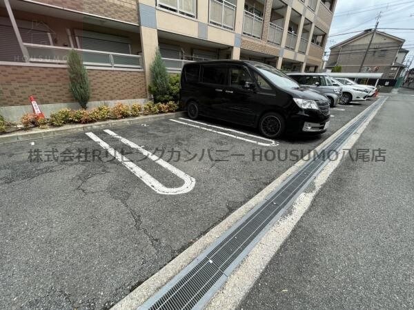 駐車場(車をお持ちの方に嬉しい駐車場付きの物件です)