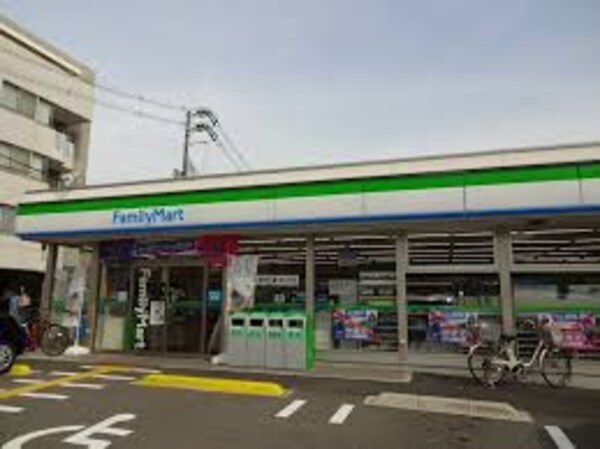 周辺環境(ファミリーマート豊中本町店 138m)