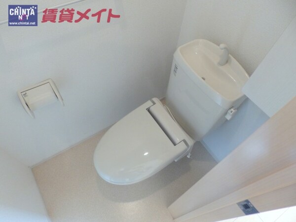 トイレ(トイレ同型モデルの写真になります。)
